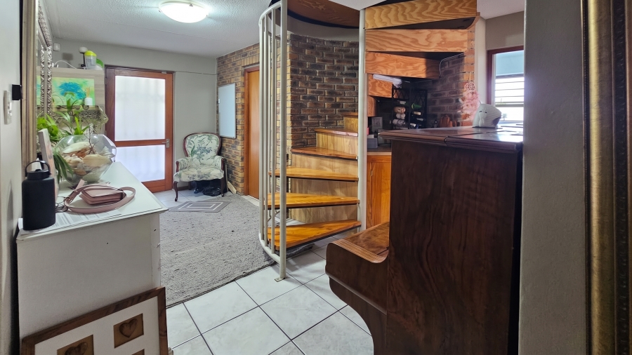 5 Bedroom Property for Sale in Voelklip Western Cape